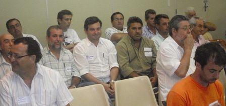 Vereadores de Monte Azul entre os participantes do encontro na Estação Experimental
